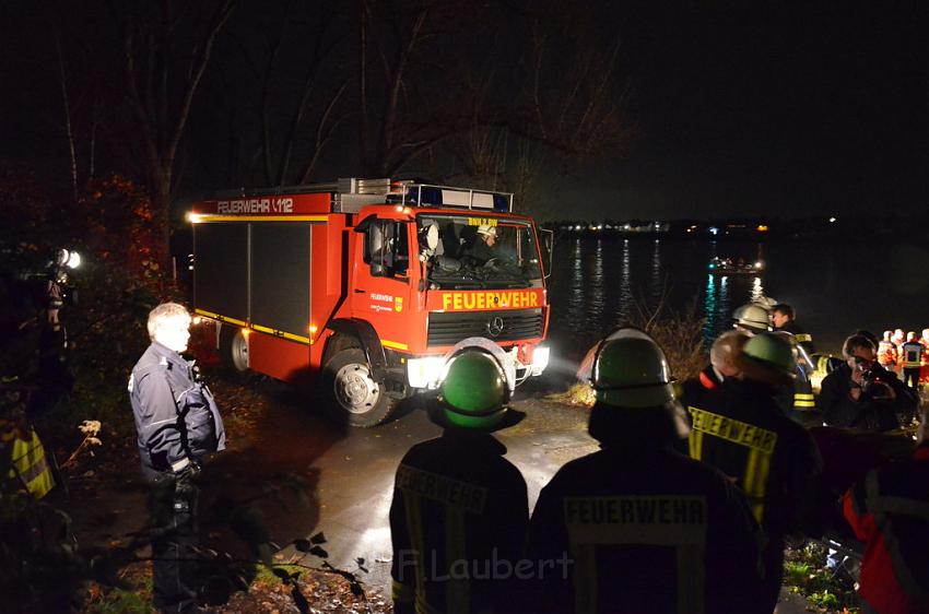 Einsatz BF Koeln PKW im Rhein Mondorf Hersel P109.JPG